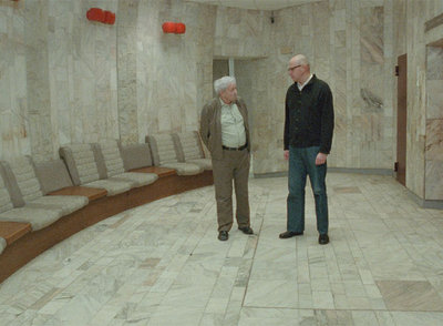 Deimantas Narkevicius (a la derecha) junto al actor Donatas Banionis, en una imagen de  Revisiting Solaris  (2007).