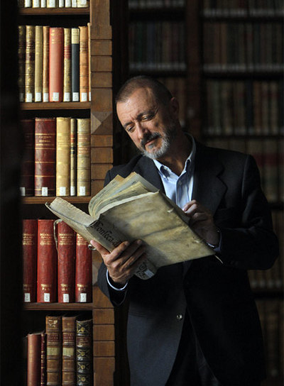 Arturo Pérez-Reverte, autor de  El club Dumas  y académico, fotografiado hace unas semanas en la biblioteca de la Real Academia Española, en Madrid. rnFoto: Gorka Lejarcegi
