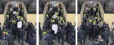 La secuencia de vídeo que muestra cómo una silla blanca impacta sobre la cabeza de un policía.