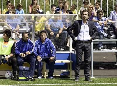 Escena de la serie  Pelotas . De pie, el actor Javier Albalá.