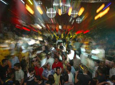 Las macrodiscotecas meten vigilantes  de paisano  entre el público para mantener rnel orden.