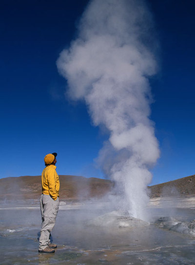 Uno de los géiseres del Tatio, que acostumbran a escupir agua y vapor con las primeras luces del día.