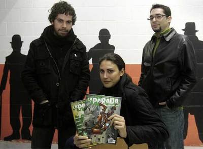 De izquierda a derecha, Jesús Brioso, Irene Rodríguez y Javier Gil, con la revista  La Parada. 