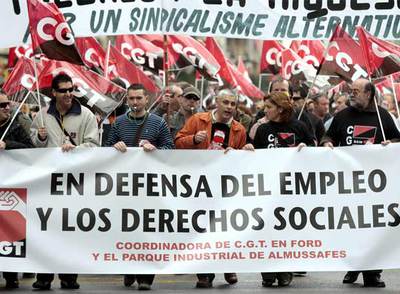 Representantes sindicales de CGT recorrieron ayer las principales calles de Valencia.