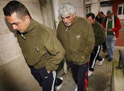 Los supervivientes del  Rosamar,  a su llegada a la Capitanía Marítima de Burela para prestar declaración.