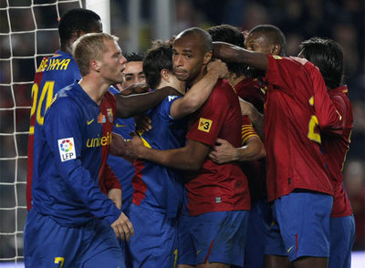 Henry es abrazado por sus compañeros tras marcar al Valencia.