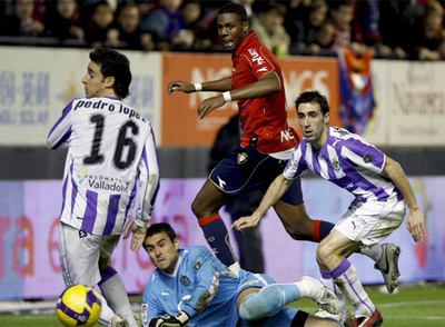 Dady no llega al remate ante Pedro López, Luis Prieto y el portero Justo Villar.