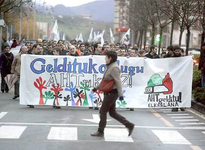 2.000 personas marchan contra el tren veloz sin mencionar el atentado