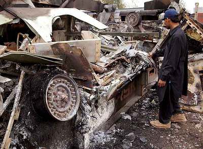 La insurgencia afgana destruye en Pakistán un convoy de vehículos para la OTAN