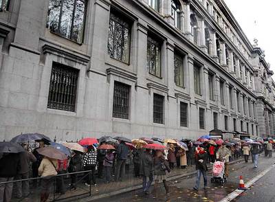 Colas en el Congreso, en el Museo del Prado... y casi en las tiendas