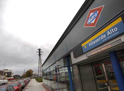 Entrada a  la estación de metro de Villaverde Alto.