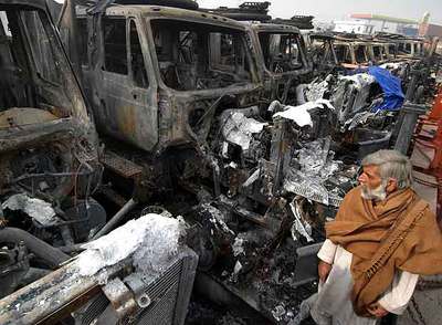 LOS TERRORISTAS DESTRUYEN EN PAKISTÁN CIENTOS DE VEHÍCULOS PARA LA OTAN