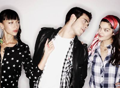 De izquierda a derecha, Sara da Pin Up, Carlos Martínez y Ana Rujas, tres de los actores de  HKM.  