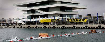PROTESTA ECOLOGISTA EN EL PUERTO CONTRA  LOS EXCESOS DEL CEMENTO