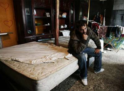 Francisco, el padre de los niños muertos en el incendio, en la infravivienda en la que vive tras el siniestro.