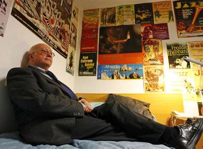 El melómano, ayer en la pequeña habitación que sigue conservando en el  Johnny. 