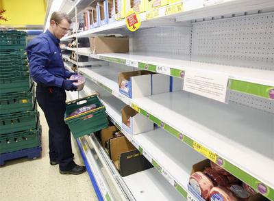 Retirada de productos porcinos de un supemercado irlandés.