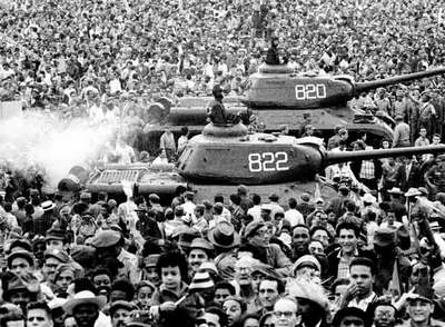  Pueblo con tanques  , foto de Liborio Noval tomada en La Habana el 2 de enero de 1962 al final del desfile de conmemoración del tercer año de la revolución. 