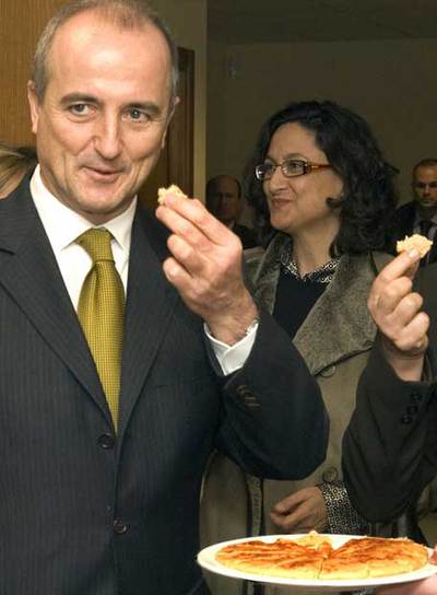 Sebastián degustando turrón ayer en Xixona.