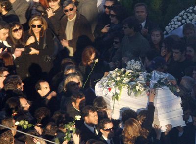 El sepelio de la víctima policial agudiza las protestas en Grecia