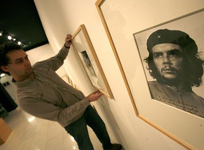 La histórica foto con la que Korda inmortalizó a Ernesto  Che  Guevara también está incluida en la muestra.