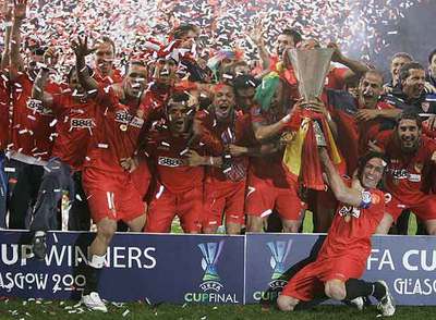 El Sevilla celebra su victoria frente al Espanyol en la final de la Copa de la UEFA en 2007.