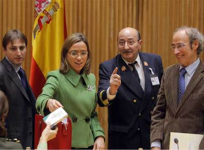Carme Chacón, en el centro, con parte de su equipo en el Congreso.