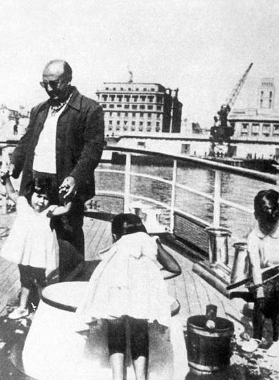 El general Franco, en 1958, jugando con sus nietos a bordo del yate  Azor .