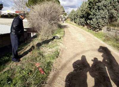 Un vecino señala el lugar en el que fue hallado muerto Alfredo Díaz Moreno.