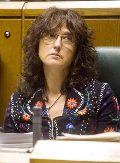 Idoia Zenarruzabeitia sigue el debate desde su escaño.