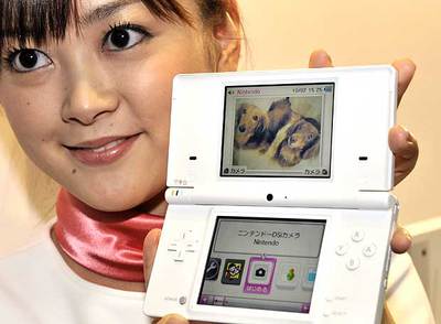 Presentación de la Nintendo DS. A la derecha,  El Quijote  en el lector electrónico Papyre.