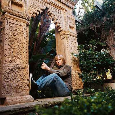 Tom Petty,  lleva el espacio de radio   Buried Treasure. 