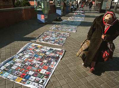 Venta ilegal de discos piratas en un  top manta  instalado en una calle de Madrid.