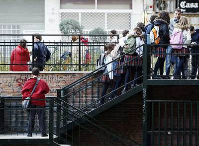 Alumnos del San Javier, el centro que ha obtenido las mejores calificaciones en la prueba, entrando en el colegio.