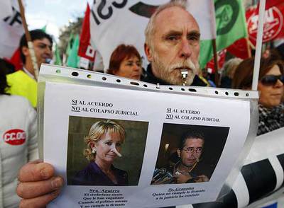 Manifestación de  funcionarios de Justicia por la Gran Vía.