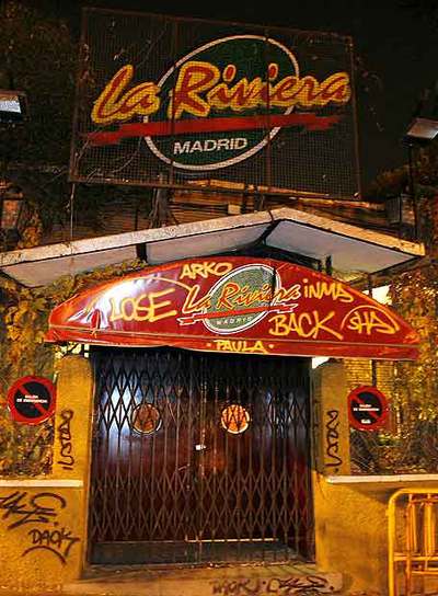 Puerta de la sala La Riviera, clausurada por el Ayuntamiento.