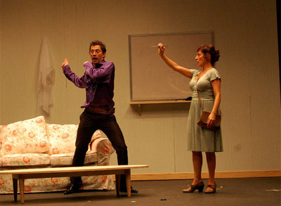 Paco León y Clara Segura, en una escena de  ¿Estás ahí?,  de Javier Daulte.