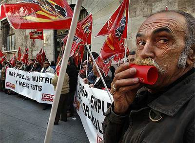 Protesta contra la "pasividad" del Consell frente al desempleo