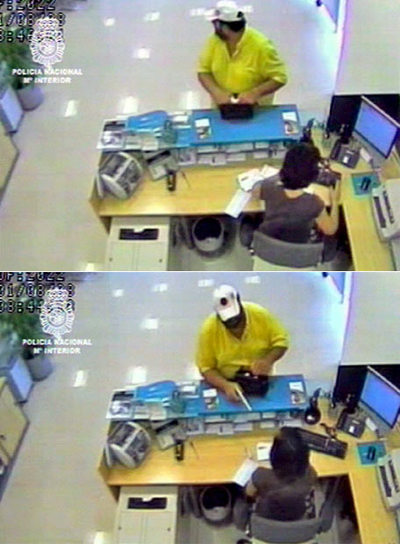 El atracador francés ahora detenido, durante uno de los robos. En la imagen se aprecia cómo encañona a una empleada bancaria.
