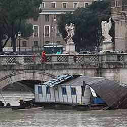 EL TÍBER AMENAZA CON DESBORDARSE A SU PASO POR ROMA