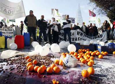 Mandarinas y leche por los suelos por la crisis del campo