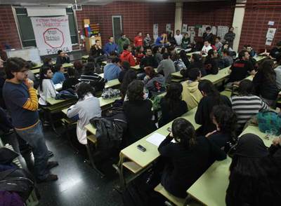 Estudiantes universitarios  antibolonia  venidos de toda España, ayer, reunidos en la Facultad de Geografía e Historia de la Universitat de València.