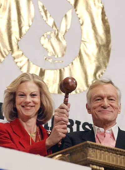 Christine y Hugh Hefner celebran en 2003 el 50º aniversario de Playboy en la Bolsa de Nueva York.