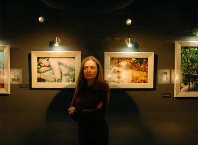 Ouka Leele posa ante algunas de sus fotografías en Jaén.