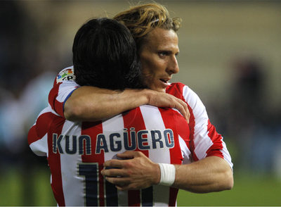 Frolán y Agüero se abrazan tras el gol del argentino, ql que rubricó la victoria del Atlético.