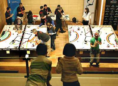 Dos niños miran el campeonato de Lego.
