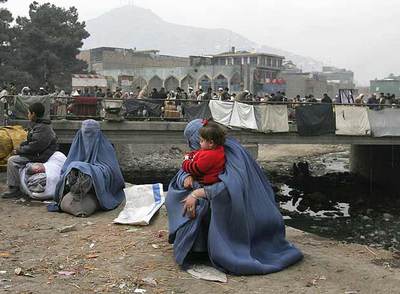 Mujeres afganas esperan un transporte ayer en Kabul.