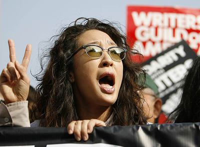 Sandra Oh, actriz de la teleserie  Anatomía de Grey,  en una manifestación a favor de la huelga de guionistas de Hollywood hace un año.