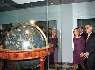 Carme Chacón y José María Barreda, en la inauguración de la muestra en el Museo de Santa Cruz de Toledo.
