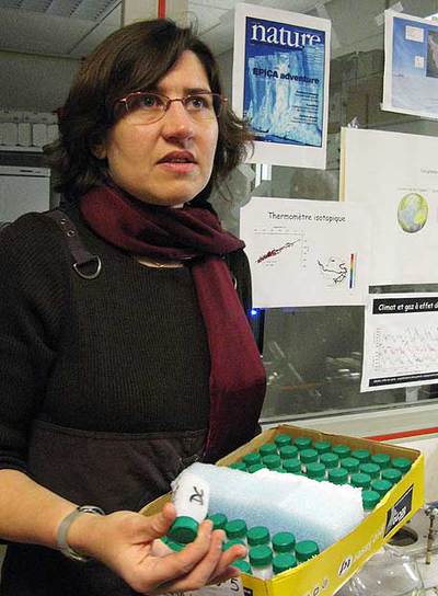 Valeri Masson-Delmotte, con muestras de hielo de la Antártida.